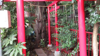 ひっそりと建っています