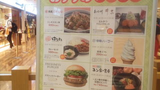 空港内のフードコート