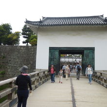 この門を通って二条城へ入ります。