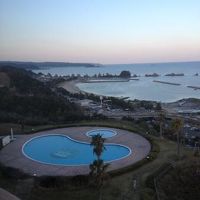 部屋の窓からプールや海が見えます
