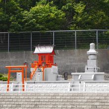 駐車場の奥にはお稲荷さん？