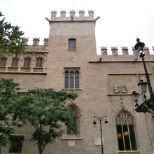 いかめしい建物です