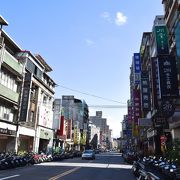 台湾駅北側の問屋街