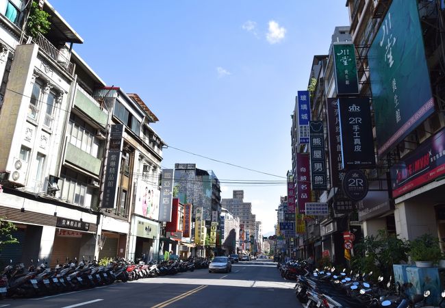 台湾駅北側の問屋街