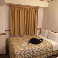 ベッドは広め。