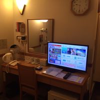 ドライヤー、湯茶セットも含め、すべてデスクの上に。