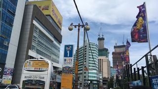 高層ビルの中のビーチ