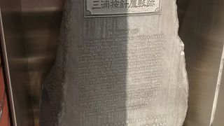 ビルの隙間にあります