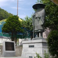 門の直ぐ裏手に親鸞聖人の像があります