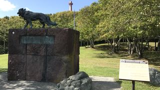 犬ぞりを引く樺太犬像