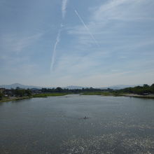 下を流れる桂川。
