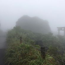 山頂遊歩道から三原神社