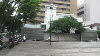 シルバーのオブジェが特徴的