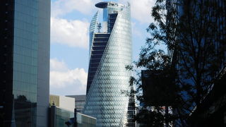 斬新なデザインのビル