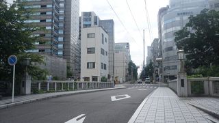 都会の景色に埋もれていますが