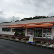 食堂も売店もある。