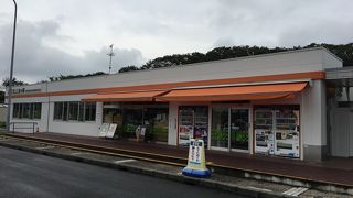 食堂も売店もある。