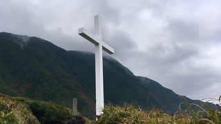 大きく真っ白な十字架が