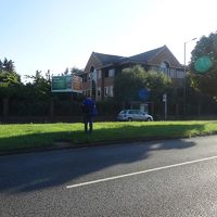 5タミ行きのバス停　ホテルを背に斜め右にあります