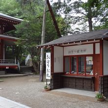 右手に通り抜けれる階段