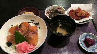 ゲストハウスのオーナーの紹介でいきました