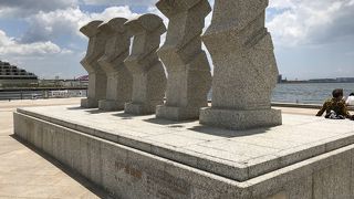 不思議な５体の銅像