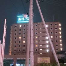 夜はルートインのネオンが目立ちます