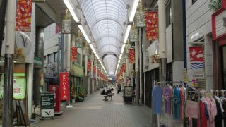 伊東駅前のアーケード街