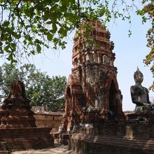 崩れかけている仏像と仏塔