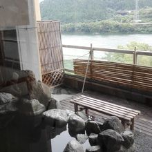 望川閣の風呂から見える阿賀野川