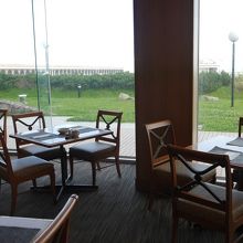 窓から北防波堤ドームが見えます