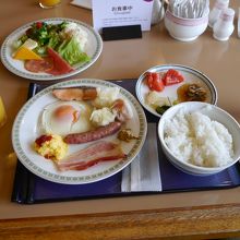 朝食は和洋食のバイキングです