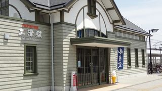 レトロな街歩きへ／三津浜