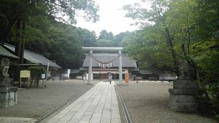 9月15日は駐車場が有料、静かで厳かな境内。