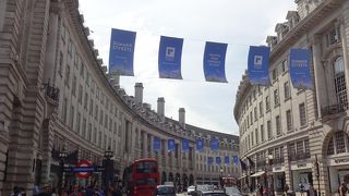 オシャレなカーブのショッピングストリート