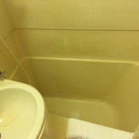 バスタブや壁に経年による汚れの沈着がある