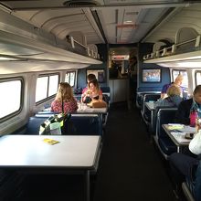 カフェスペースのようなところ　奥で販売している