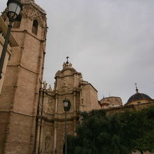 左がミゲレテの塔、右がカテドラル