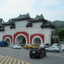 立派な門構えです