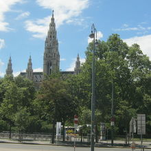 奥の高い塔がある建物が市庁舎です。