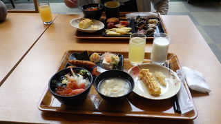 朝食ビュッフェで海鮮丼を