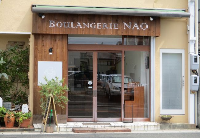 店内はセンスの良いパン屋さん