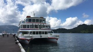 見事な自然と美しい水面に感動