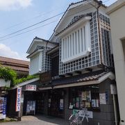 駅の横に蔵のような。