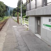 咲花温泉街の入り口の無人駅。「四季島」は真夜中に通ります。