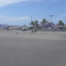 到着時に機内から撮影したコナ空港の風景