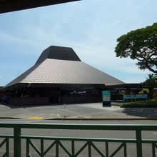 到着時の出口と預け荷物・受取場所の建物