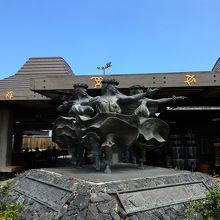 歓送迎するフラダンス像
