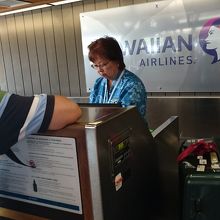 ハワイアンエアラインのチェックインカウンター