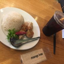 カオマンガイ大盛とアイスコーヒー